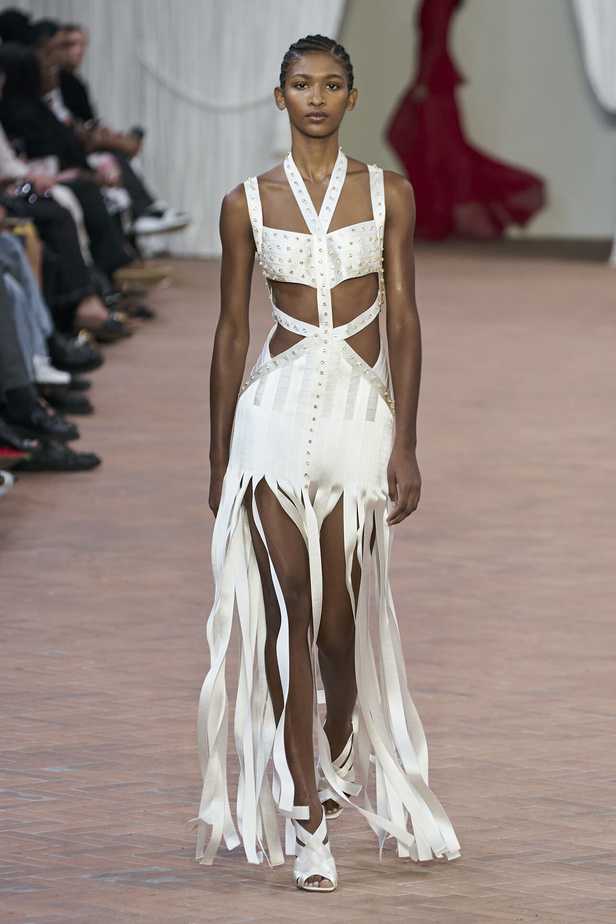 Alberta Ferretti تقدّم مجموعتها في ميلان بعنوان: الفستان الأبيض المثالي