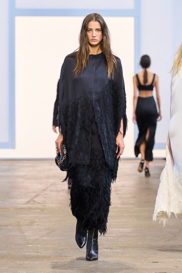 مجموعة Gabriela Hearst لربيع وصيف 2024