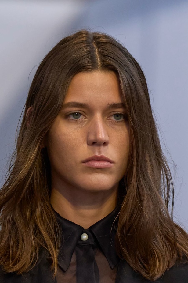 مجموعة Gabriela Hearst لربيع وصيف 2024... بساطة التصاميم تجتمع بحرفية عالية فاخرة ومستدامة