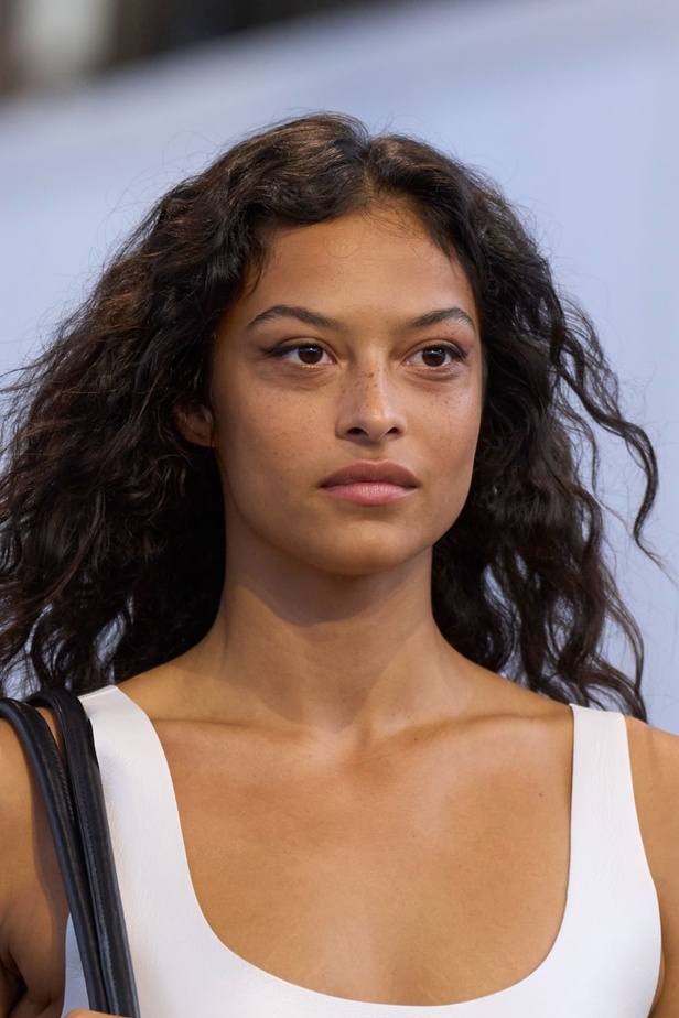 مجموعة Gabriela Hearst لربيع وصيف 2024... بساطة التصاميم تجتمع بحرفية عالية فاخرة ومستدامة