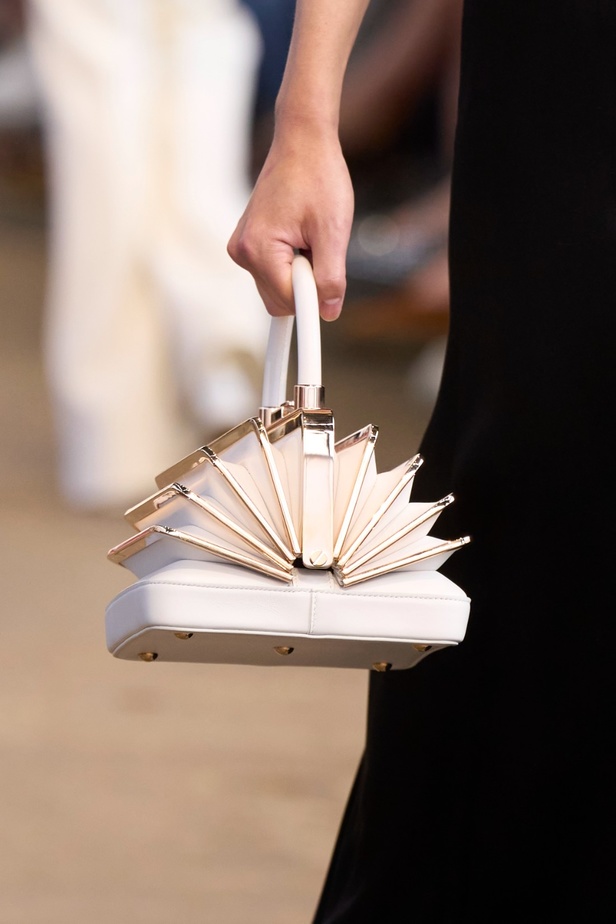 مجموعة Gabriela Hearst لربيع وصيف 2024... بساطة التصاميم تجتمع بحرفية عالية فاخرة ومستدامة