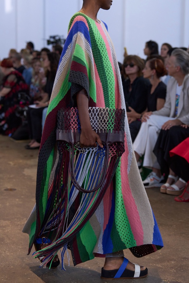 مجموعة Gabriela Hearst لربيع وصيف 2024... بساطة التصاميم تجتمع بحرفية عالية فاخرة ومستدامة