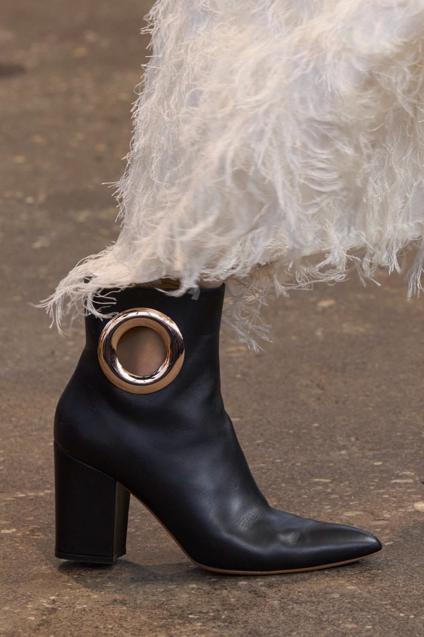 مجموعة Gabriela Hearst لربيع وصيف 2024... بساطة التصاميم تجتمع بحرفية عالية فاخرة ومستدامة