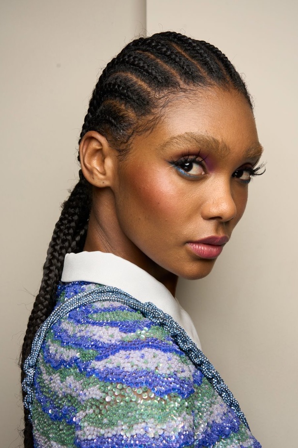 مجموعة Giorgio Armani لربيع وصيف 2024.. سحر الألوان الترابية وجرأة الشراريب