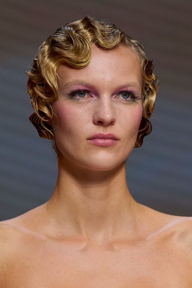 مجموعة Giorgio Armani لربيع وصيف 2024.. سحر الألوان الترابية وجرأة الشراريب