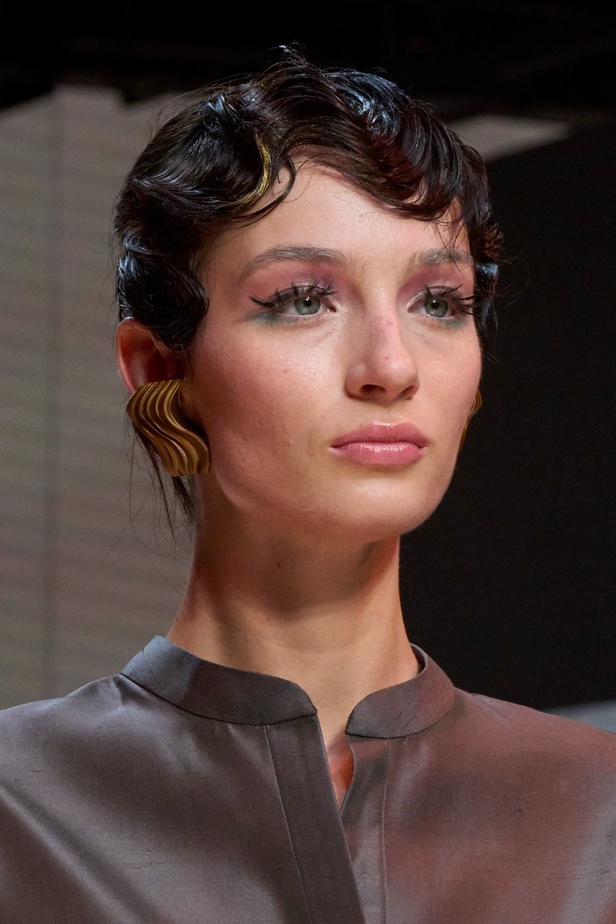 مجموعة Giorgio Armani لربيع وصيف 2024.. سحر الألوان الترابية وجرأة الشراريب