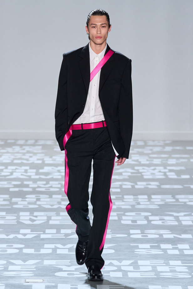 مجموعة Helmut Lang لربيع وصيف 2024 في نيويورك.. تحيي موضة الشعارات الأنثوية والجريئة