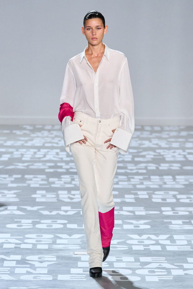 مجموعة Helmut Lang لربيع وصيف 2024 في نيويورك.. تحيي موضة الشعارات الأنثوية والجريئة