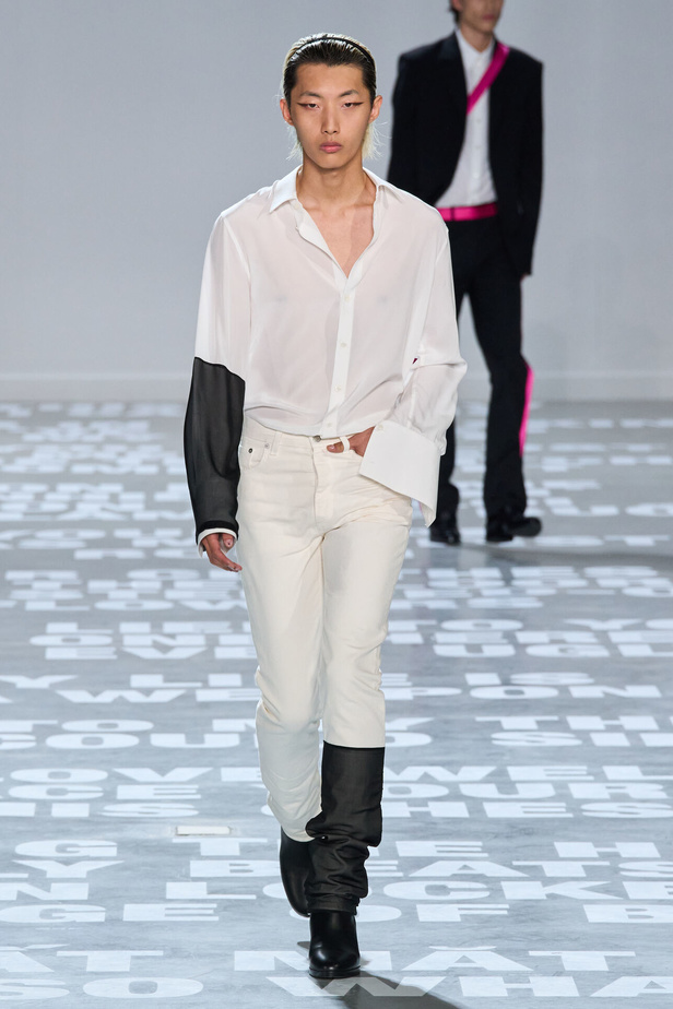 مجموعة Helmut Lang لربيع وصيف 2024 في نيويورك.. تحيي موضة الشعارات الأنثوية والجريئة