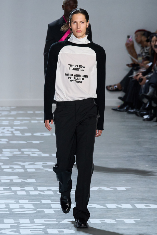 مجموعة Helmut Lang لربيع وصيف 2024 في نيويورك.. تحيي موضة الشعارات الأنثوية والجريئة