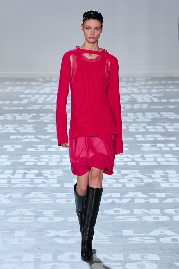 مجموعة Helmut Lang لربيع وصيف 2024 في نيويورك.. تحيي موضة الشعارات الأنثوية والجريئة