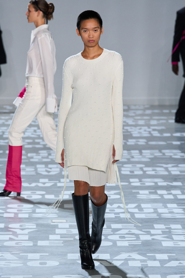 مجموعة Helmut Lang لربيع وصيف 2024 في نيويورك.. تحيي موضة الشعارات الأنثوية والجريئة