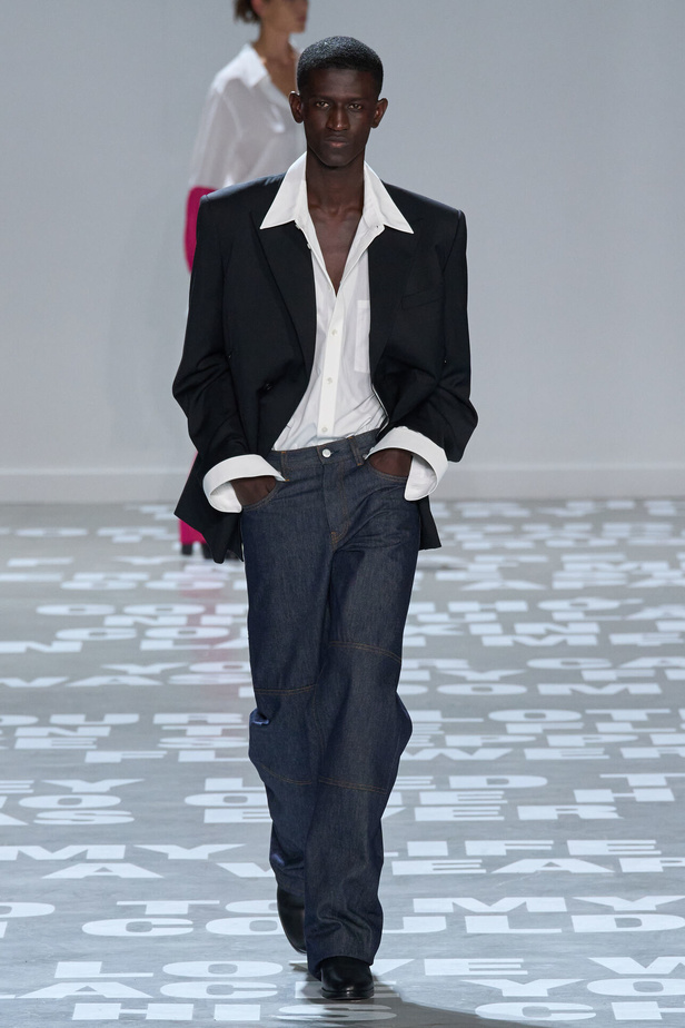 مجموعة Helmut Lang لربيع وصيف 2024 في نيويورك.. تحيي موضة الشعارات الأنثوية والجريئة