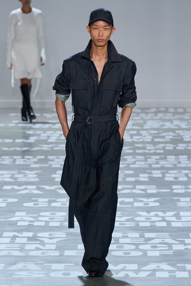 مجموعة Helmut Lang لربيع وصيف 2024 في نيويورك.. تحيي موضة الشعارات الأنثوية والجريئة