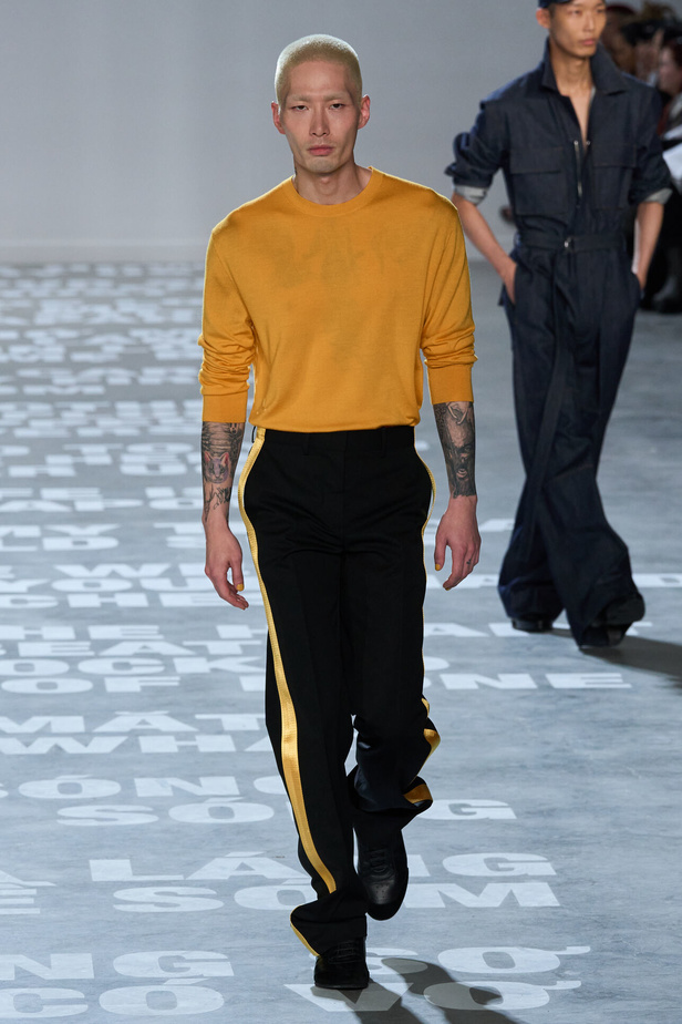 مجموعة Helmut Lang لربيع وصيف 2024 في نيويورك.. تحيي موضة الشعارات الأنثوية والجريئة