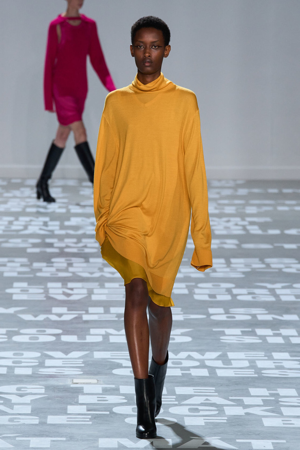 مجموعة Helmut Lang لربيع وصيف 2024 في نيويورك.. تحيي موضة الشعارات الأنثوية والجريئة