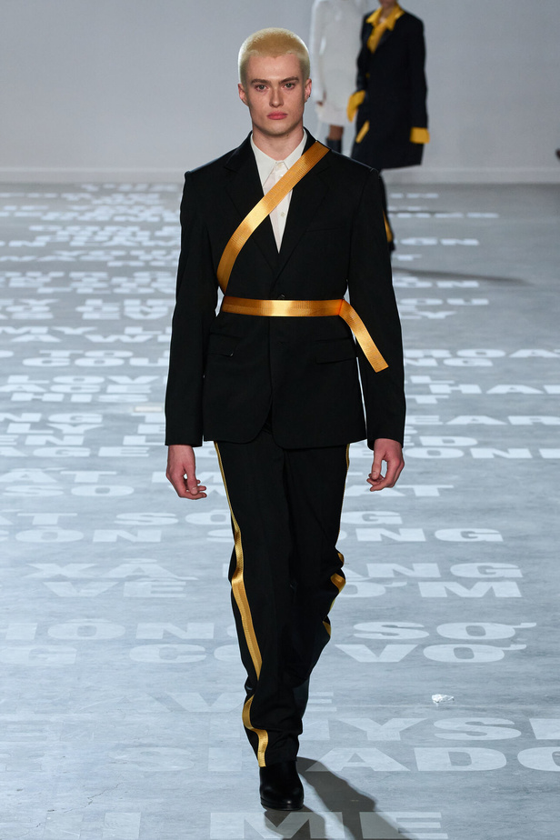 مجموعة Helmut Lang لربيع وصيف 2024 في نيويورك.. تحيي موضة الشعارات الأنثوية والجريئة