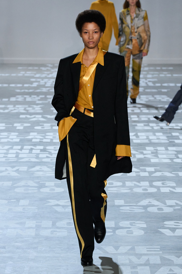 مجموعة Helmut Lang لربيع وصيف 2024 في نيويورك.. تحيي موضة الشعارات الأنثوية والجريئة