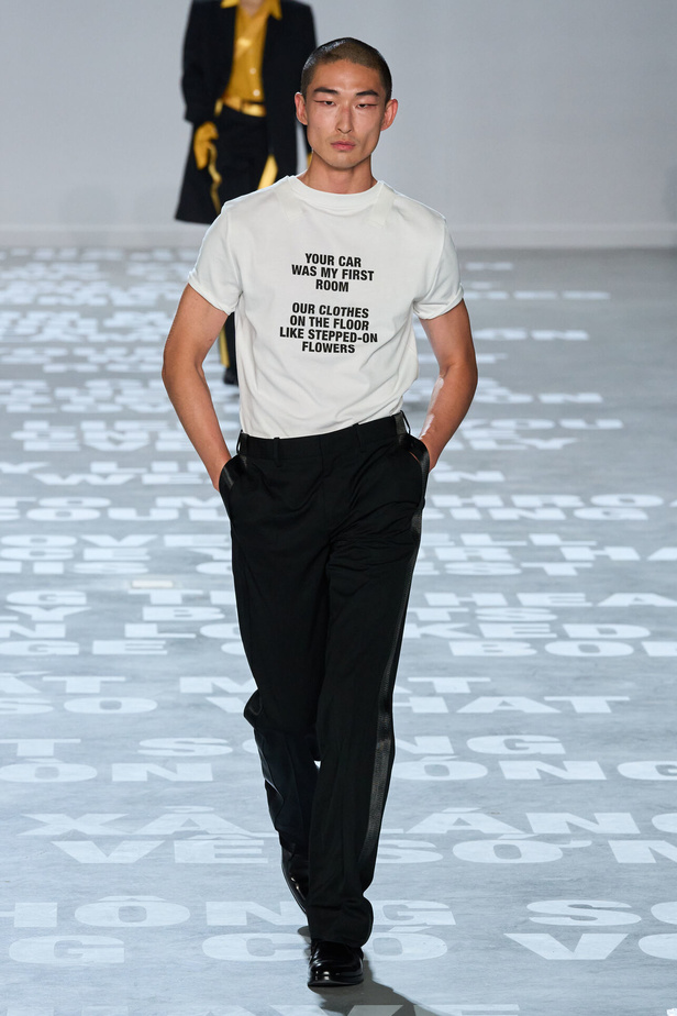 مجموعة Helmut Lang لربيع وصيف 2024 في نيويورك.. تحيي موضة الشعارات الأنثوية والجريئة