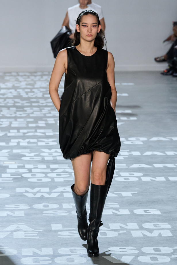 مجموعة Helmut Lang لربيع وصيف 2024 في نيويورك.. تحيي موضة الشعارات الأنثوية والجريئة