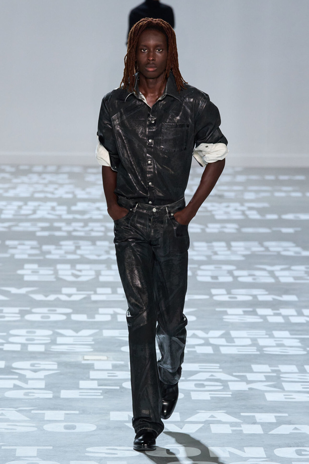 مجموعة Helmut Lang لربيع وصيف 2024 في نيويورك.. تحيي موضة الشعارات الأنثوية والجريئة