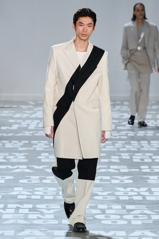 مجموعة Helmut Lang لربيع وصيف 2024 في نيويورك.. تحيي موضة الشعارات الأنثوية والجريئة