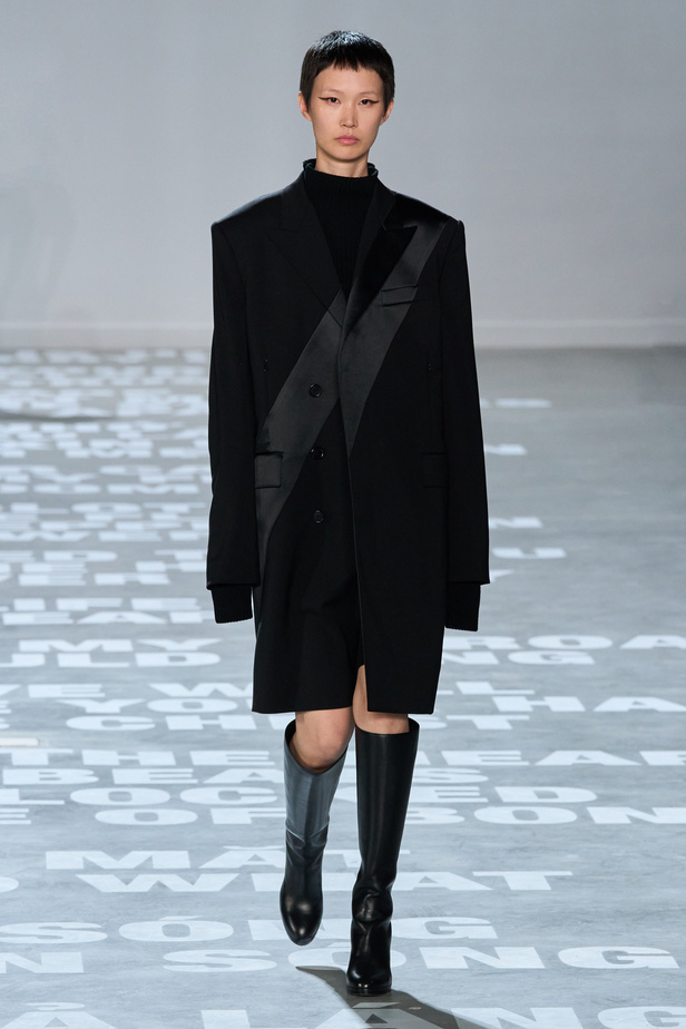 مجموعة Helmut Lang لربيع وصيف 2024 في نيويورك.. تحيي موضة الشعارات الأنثوية والجريئة