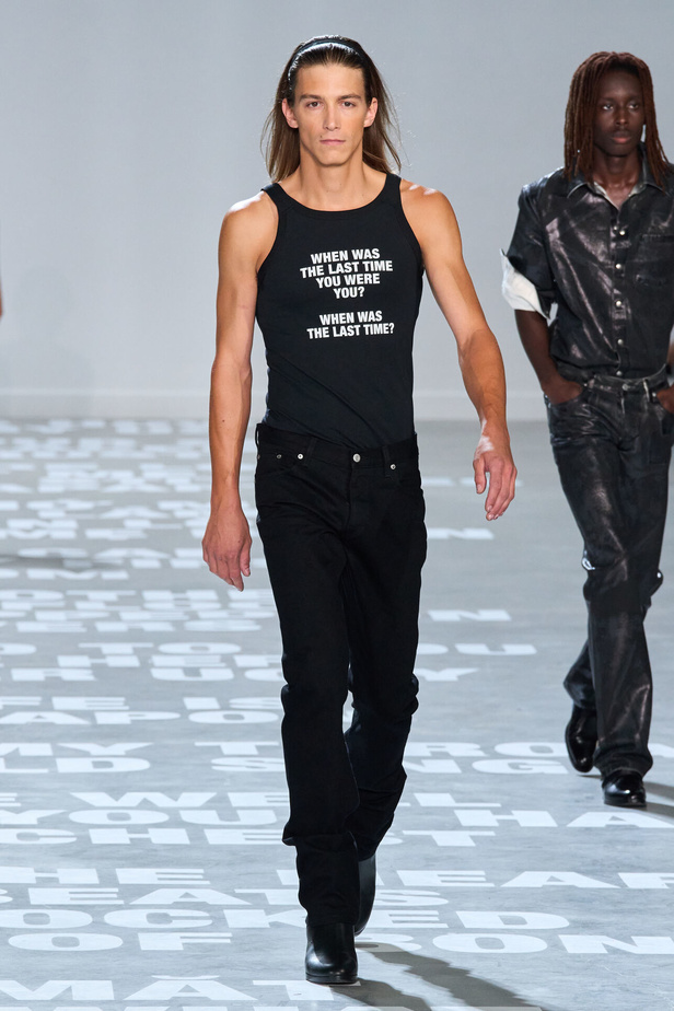 مجموعة Helmut Lang لربيع وصيف 2024 في نيويورك.. تحيي موضة الشعارات الأنثوية والجريئة