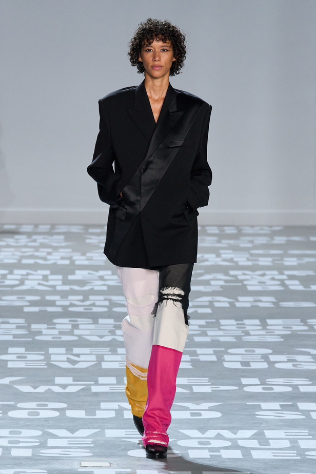 مجموعة Helmut Lang لربيع وصيف 2024 في نيويورك.. تحيي موضة الشعارات الأنثوية والجريئة