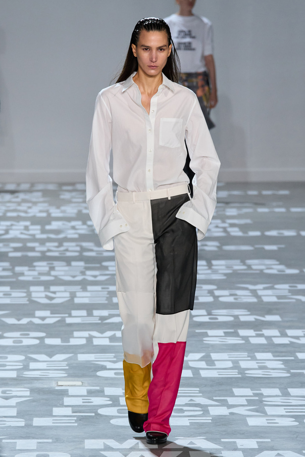 مجموعة Helmut Lang لربيع وصيف 2024 في نيويورك.. تحيي موضة الشعارات الأنثوية والجريئة