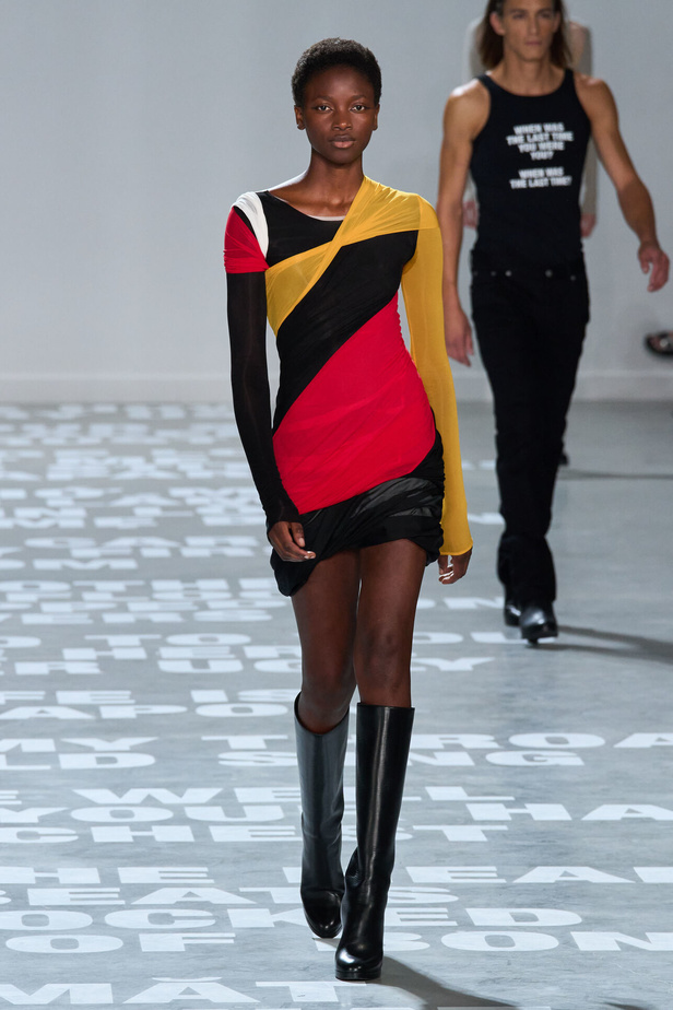 مجموعة Helmut Lang لربيع وصيف 2024 في نيويورك.. تحيي موضة الشعارات الأنثوية والجريئة