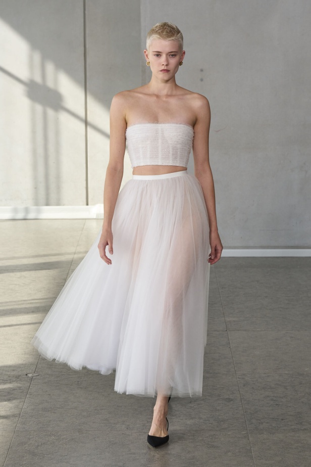 خليط من الأنوثة وتنوع في النقشات.. هذه هي مجموعة كارولينا هيريرا لربيع وصيف 2024