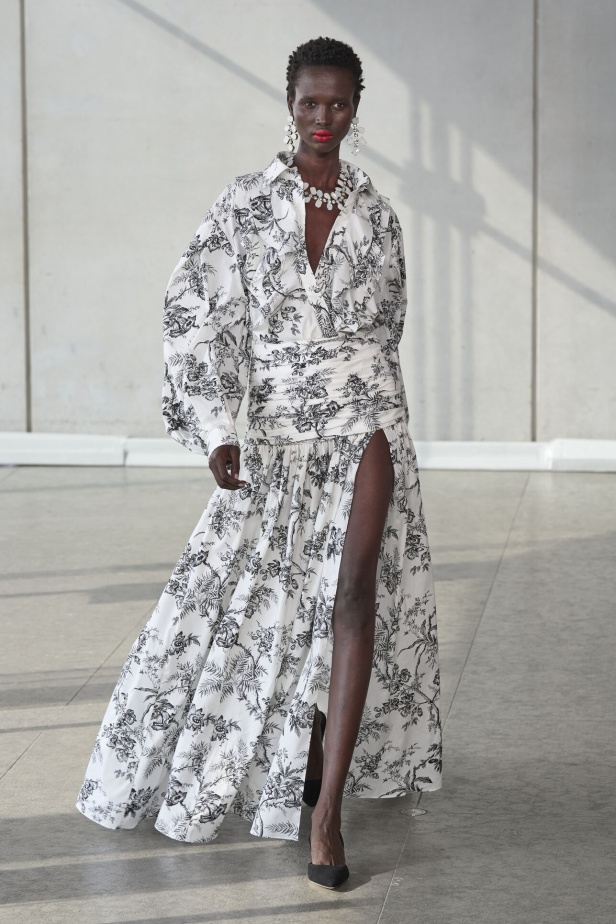 خليط من الأنوثة وتنوع في النقشات.. هذه هي مجموعة كارولينا هيريرا لربيع وصيف 2024