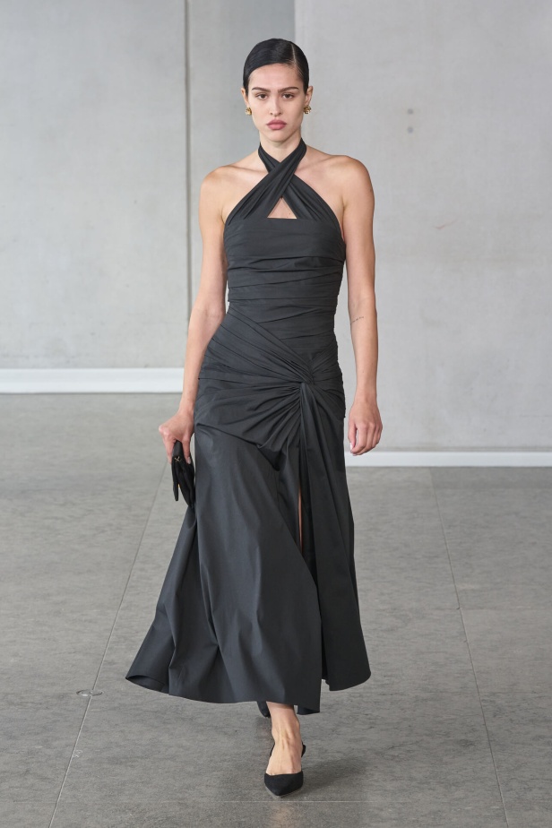 خليط من الأنوثة وتنوع في النقشات.. هذه هي مجموعة كارولينا هيريرا لربيع وصيف 2024