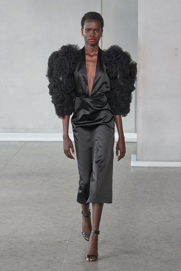 خليط من الأنوثة وتنوع في النقشات.. هذه هي مجموعة كارولينا هيريرا لربيع وصيف 2024