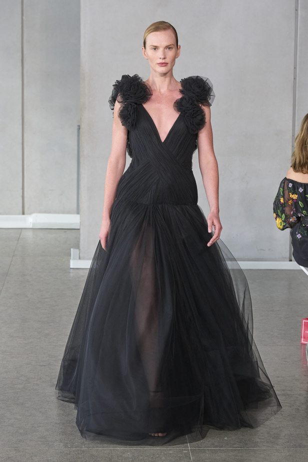 خليط من الأنوثة وتنوع في النقشات.. هذه هي مجموعة كارولينا هيريرا لربيع وصيف 2024