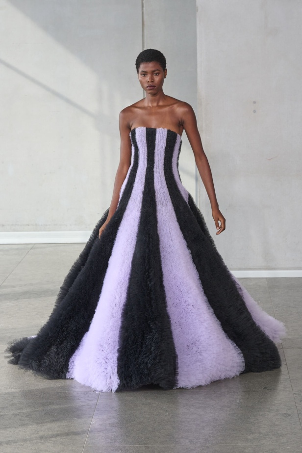 خليط من الأنوثة وتنوع في النقشات.. هذه هي مجموعة كارولينا هيريرا لربيع وصيف 2024