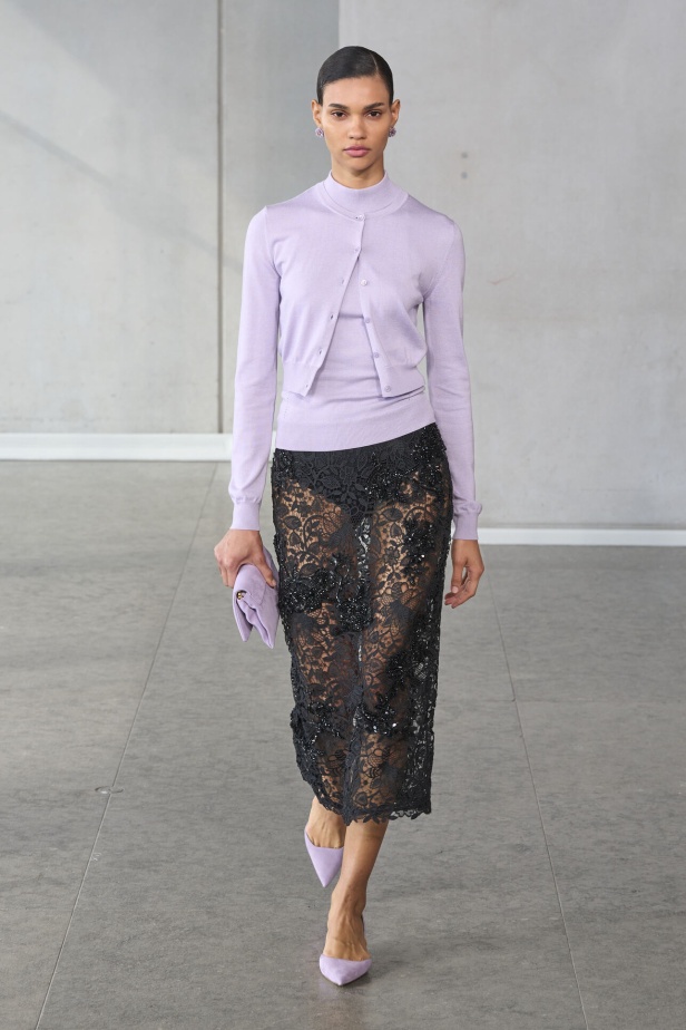 خليط من الأنوثة وتنوع في النقشات.. هذه هي مجموعة كارولينا هيريرا لربيع وصيف 2024