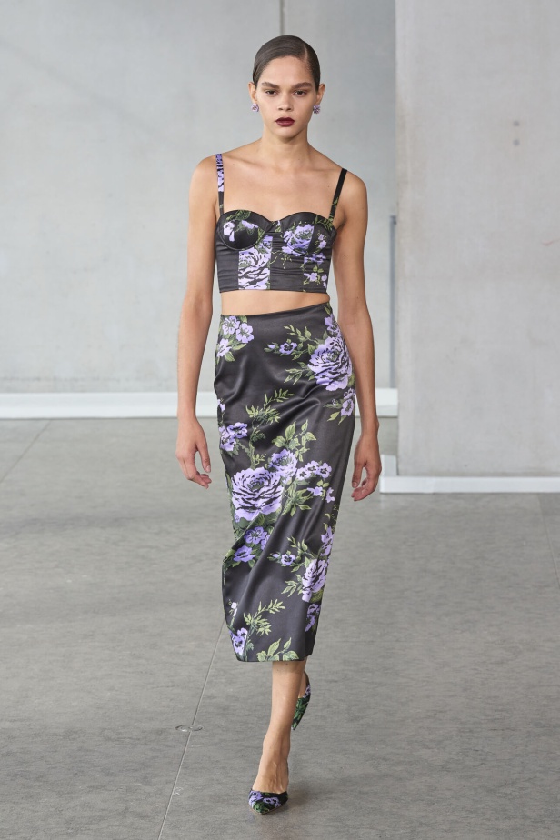 خليط من الأنوثة وتنوع في النقشات.. هذه هي مجموعة كارولينا هيريرا لربيع وصيف 2024