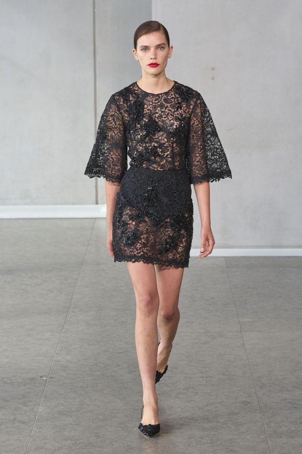 خليط من الأنوثة وتنوع في النقشات.. هذه هي مجموعة كارولينا هيريرا لربيع وصيف 2024