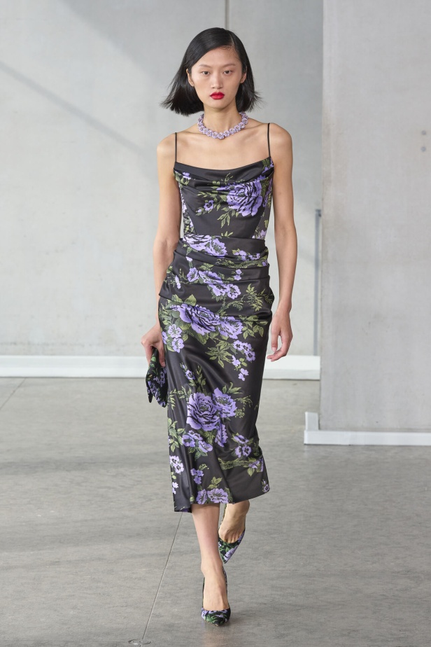 خليط من الأنوثة وتنوع في النقشات.. هذه هي مجموعة كارولينا هيريرا لربيع وصيف 2024