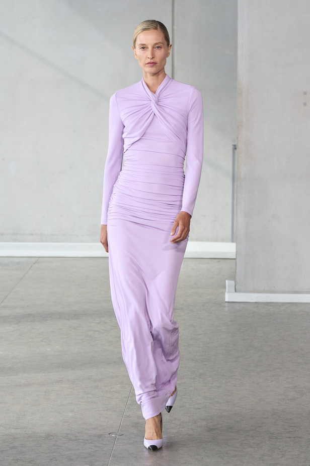 خليط من الأنوثة وتنوع في النقشات.. هذه هي مجموعة كارولينا هيريرا لربيع وصيف 2024