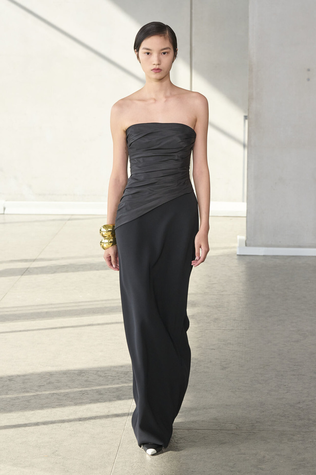 خليط من الأنوثة وتنوع في النقشات.. هذه هي مجموعة كارولينا هيريرا لربيع وصيف 2024