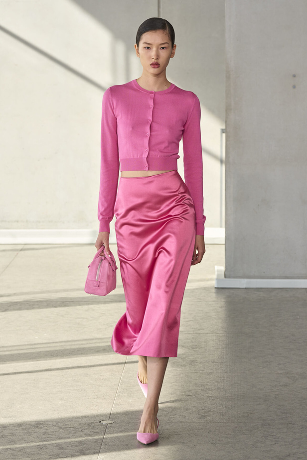 خليط من الأنوثة وتنوع في النقشات.. هذه هي مجموعة كارولينا هيريرا لربيع وصيف 2024