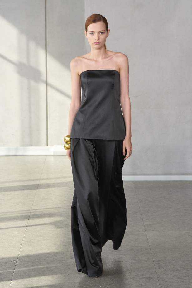 خليط من الأنوثة وتنوع في النقشات.. هذه هي مجموعة كارولينا هيريرا لربيع وصيف 2024