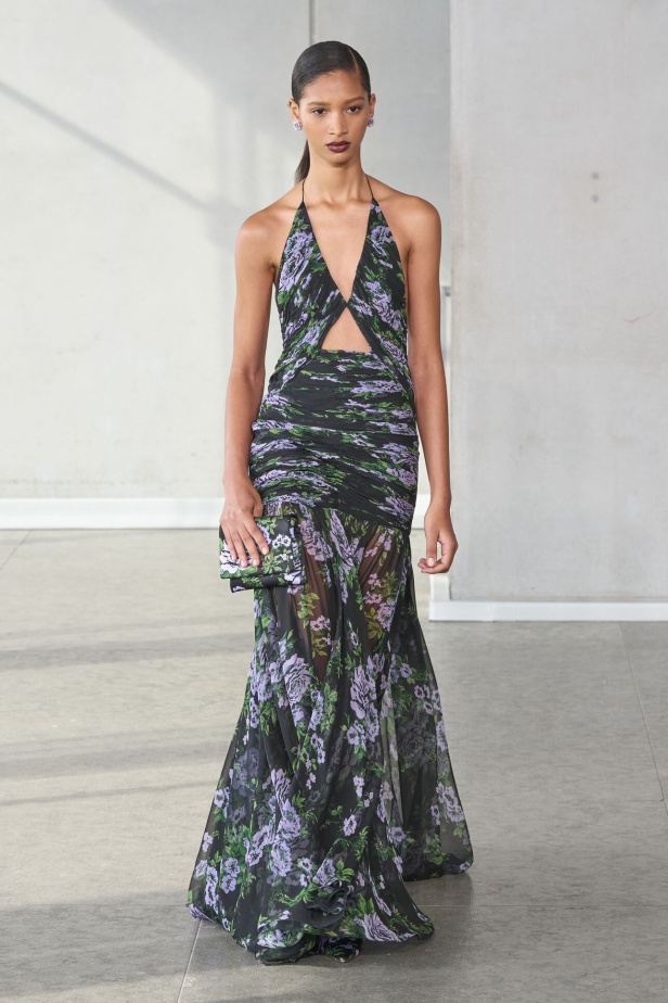 خليط من الأنوثة وتنوع في النقشات.. هذه هي مجموعة كارولينا هيريرا لربيع وصيف 2024