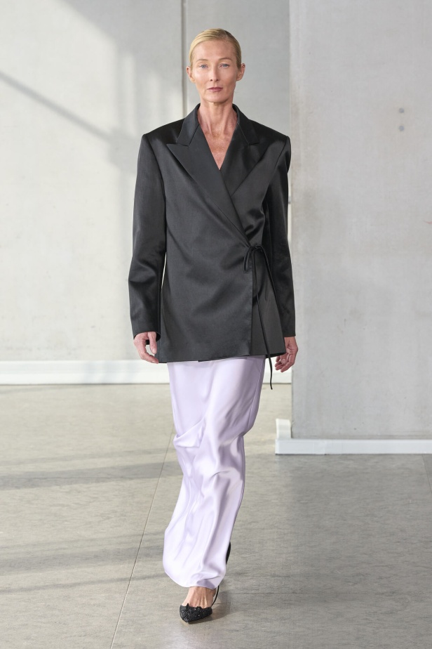 خليط من الأنوثة وتنوع في النقشات.. هذه هي مجموعة كارولينا هيريرا لربيع وصيف 2024