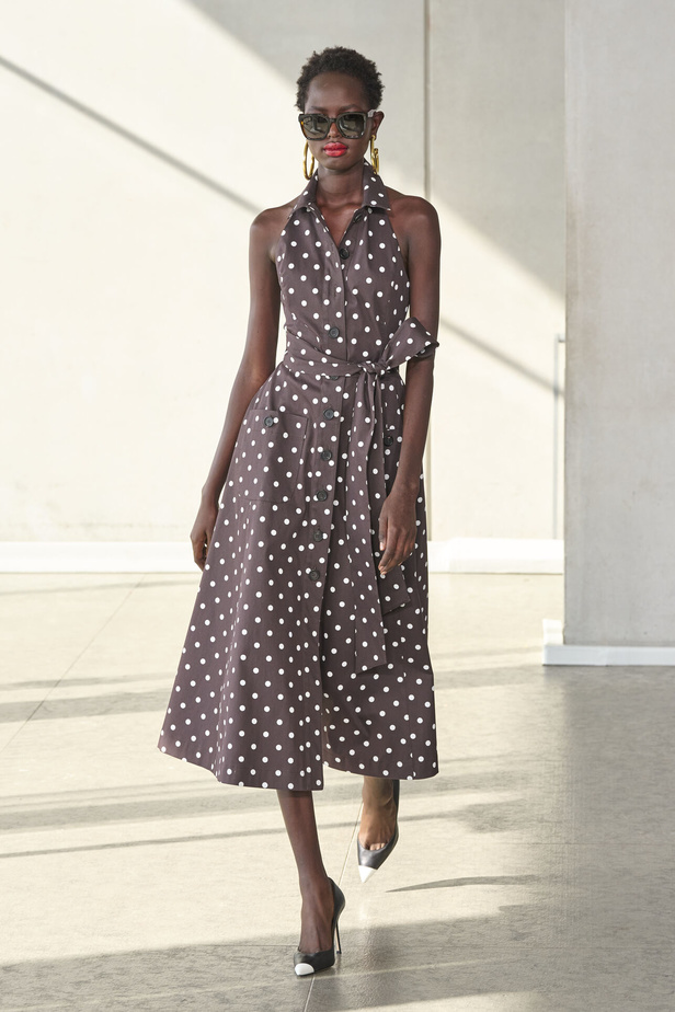 خليط من الأنوثة وتنوع في النقشات.. هذه هي مجموعة كارولينا هيريرا لربيع وصيف 2024