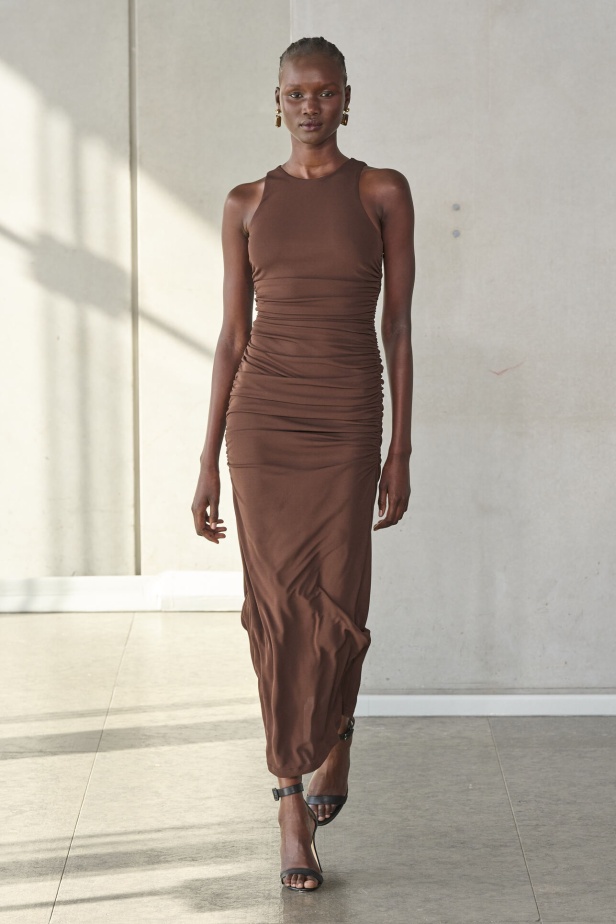 خليط من الأنوثة وتنوع في النقشات.. هذه هي مجموعة كارولينا هيريرا لربيع وصيف 2024