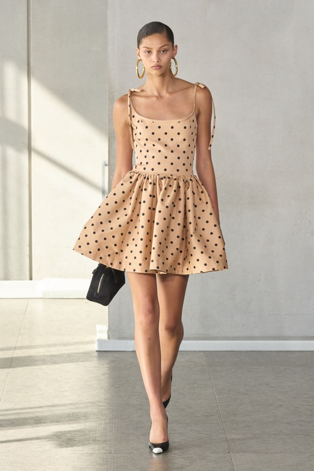 خليط من الأنوثة وتنوع في النقشات.. هذه هي مجموعة كارولينا هيريرا لربيع وصيف 2024